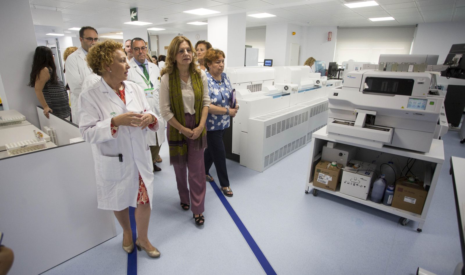 La consejera de Salud, Marina Álvarez, en el nuevo laboratorio del Macarena