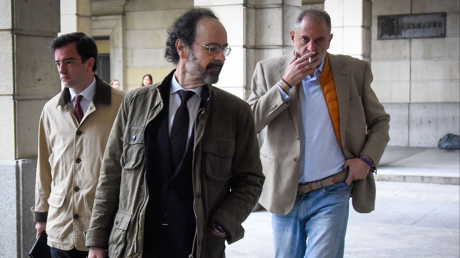 José María Sayago (a la derecha) llega a la Audiencia de Sevilla junto a su abogado el pasado 16 de febrero.