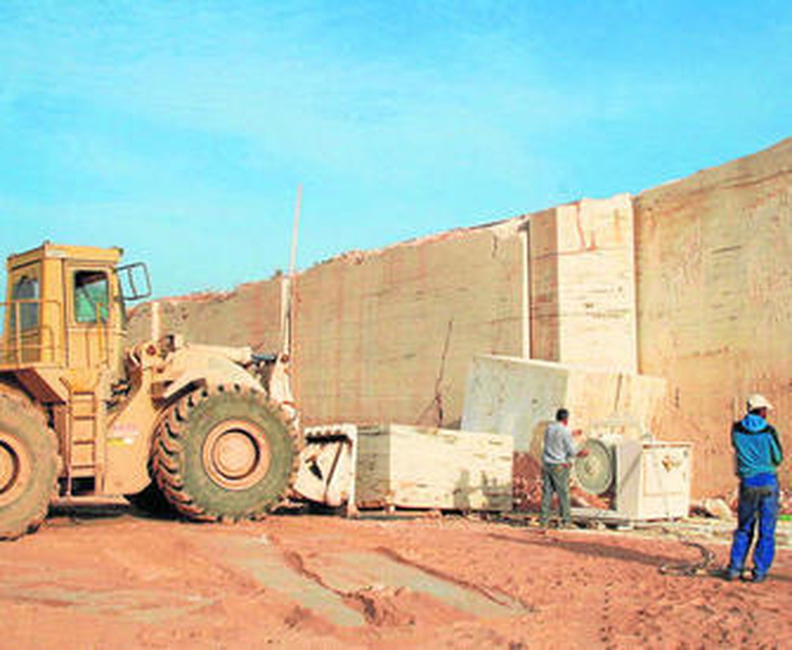Imagen de una cantera de Travertino Amarillo, en plena jornada de trabajo.
