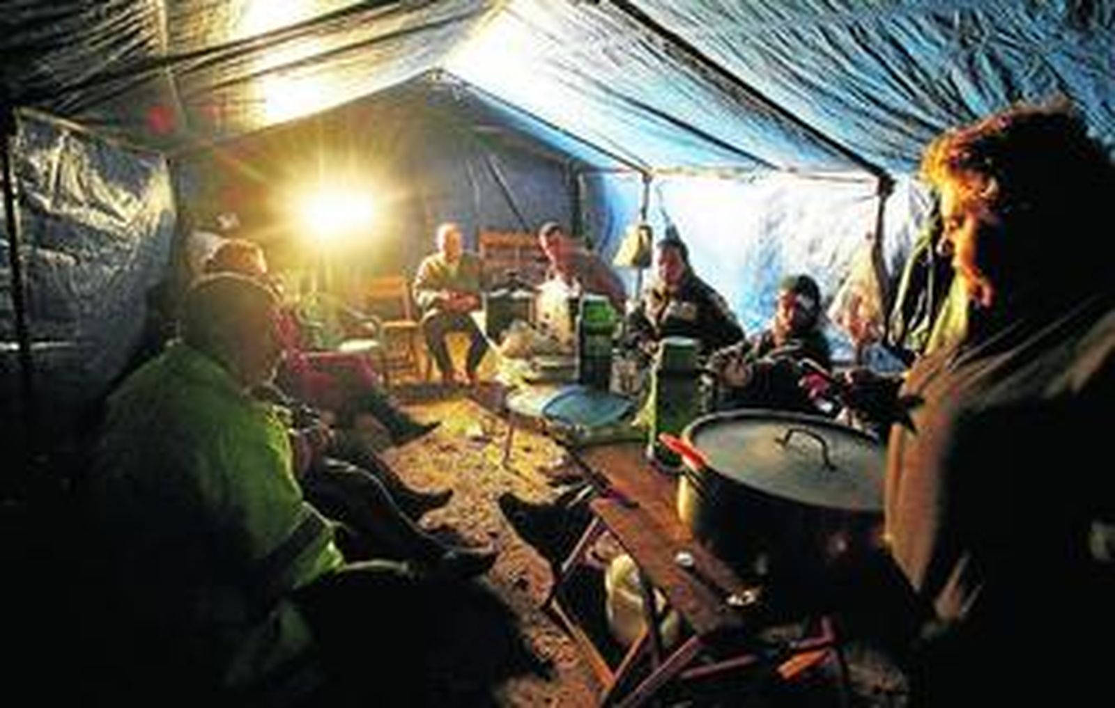 Vecinos de El Portalillo hacen guardia por las noches bajo una carpa en la calle para evitar los robos en las viviendas de la barriada.