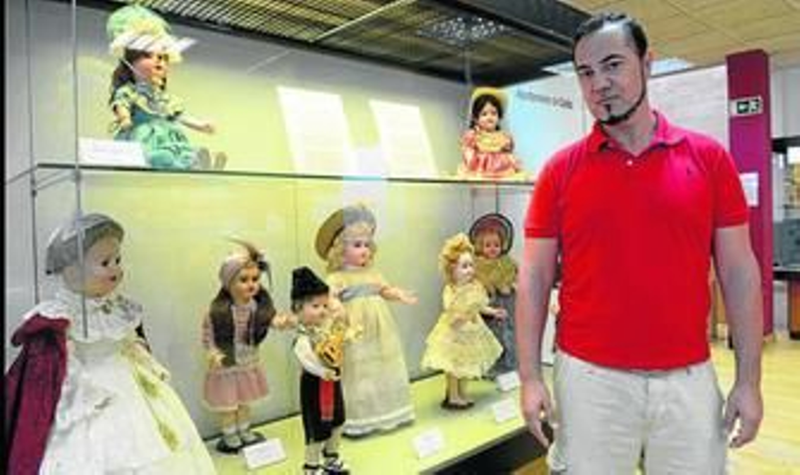 Eugenio Carmona junto a una de las vitrinas en las que se expone su colección.