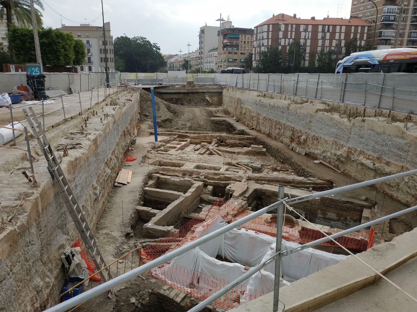 Fotos de las excavaciones arqueológicas en el tramo del Metro junto al edificio de Hacienda
