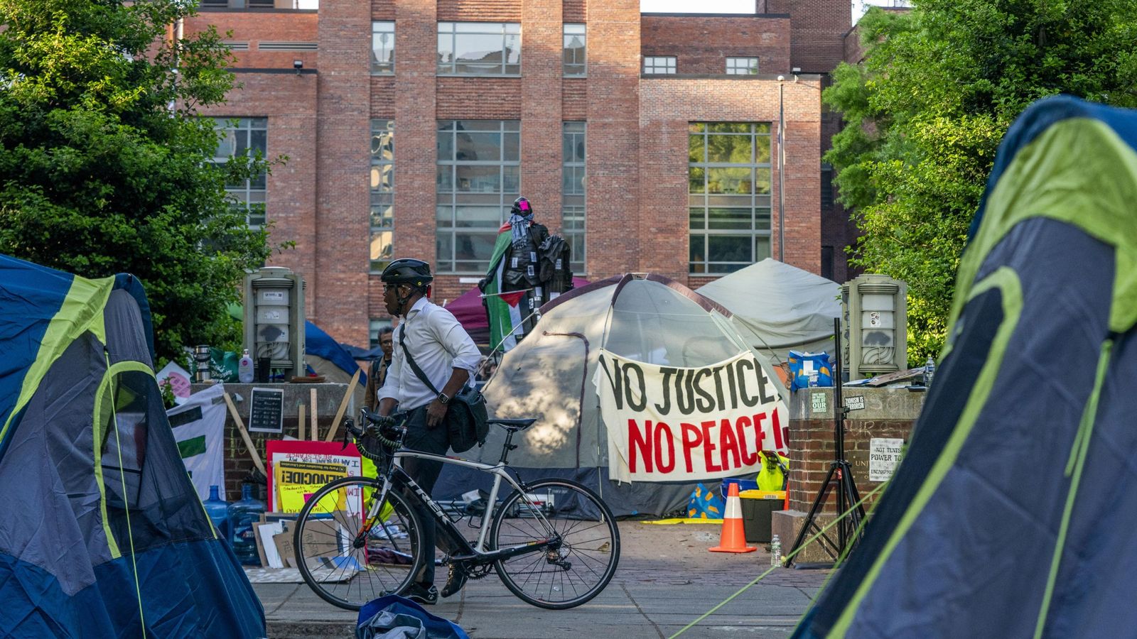 Las tiendas de campaña instaladas en el campus.