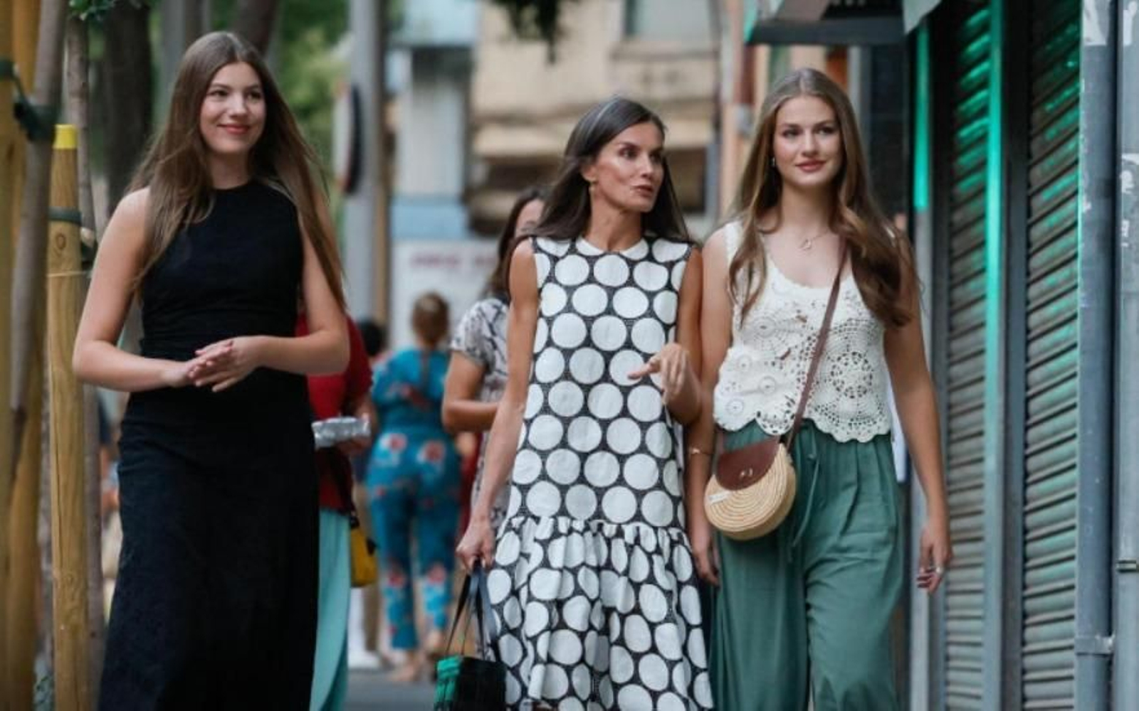 La Reina, la Princesa de Asturias y la Infanta Sofía, a su llegada al cine Rívoli de Palma