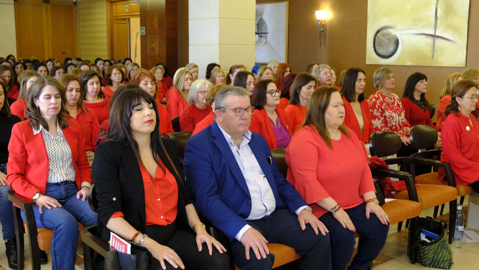 El presidente de Vicasol participa en uno de los talleres junto a las socias.