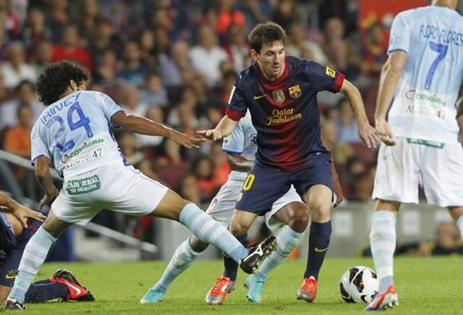 Iriney trata de arrebatarle un balón a Messi. / Reuters

Foto: EFE · AFP · Reuters