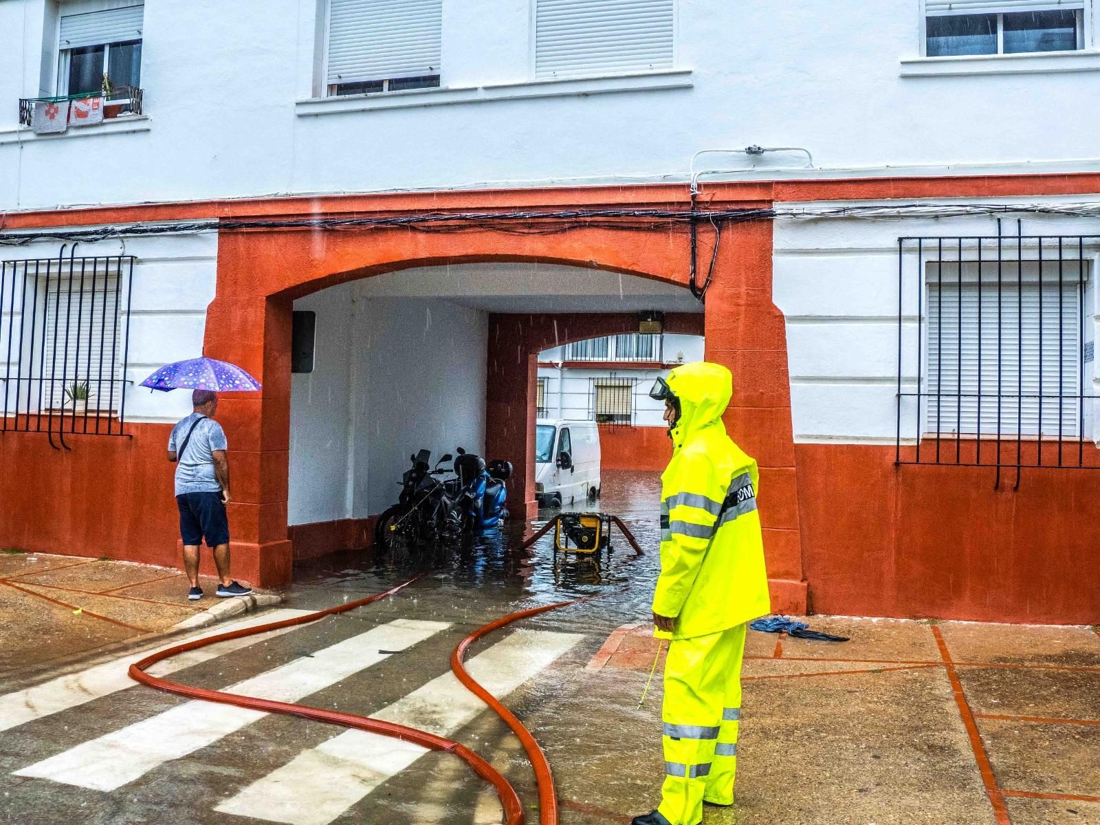 Operarios de los servicios de agua y alcantarillado intervienen en la barriada Bazán ante las inundaciones provocadas por las intensas lluvias Operarios de los servicios de agua y alcantarillado intervienen en la barriada Bazán ante las inundaciones provocadas por las intensas lluvias
