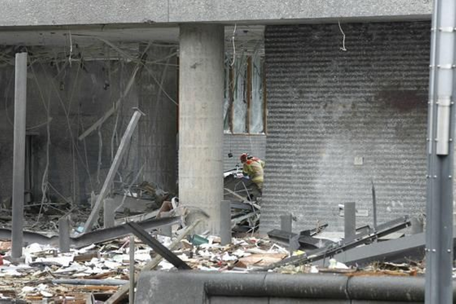 Dos ataques sacuden la capital noruega, el primero con un coche bomba en el centro de la ciudad y el segundo en un campamento juvenil.

Foto: AFP Photo