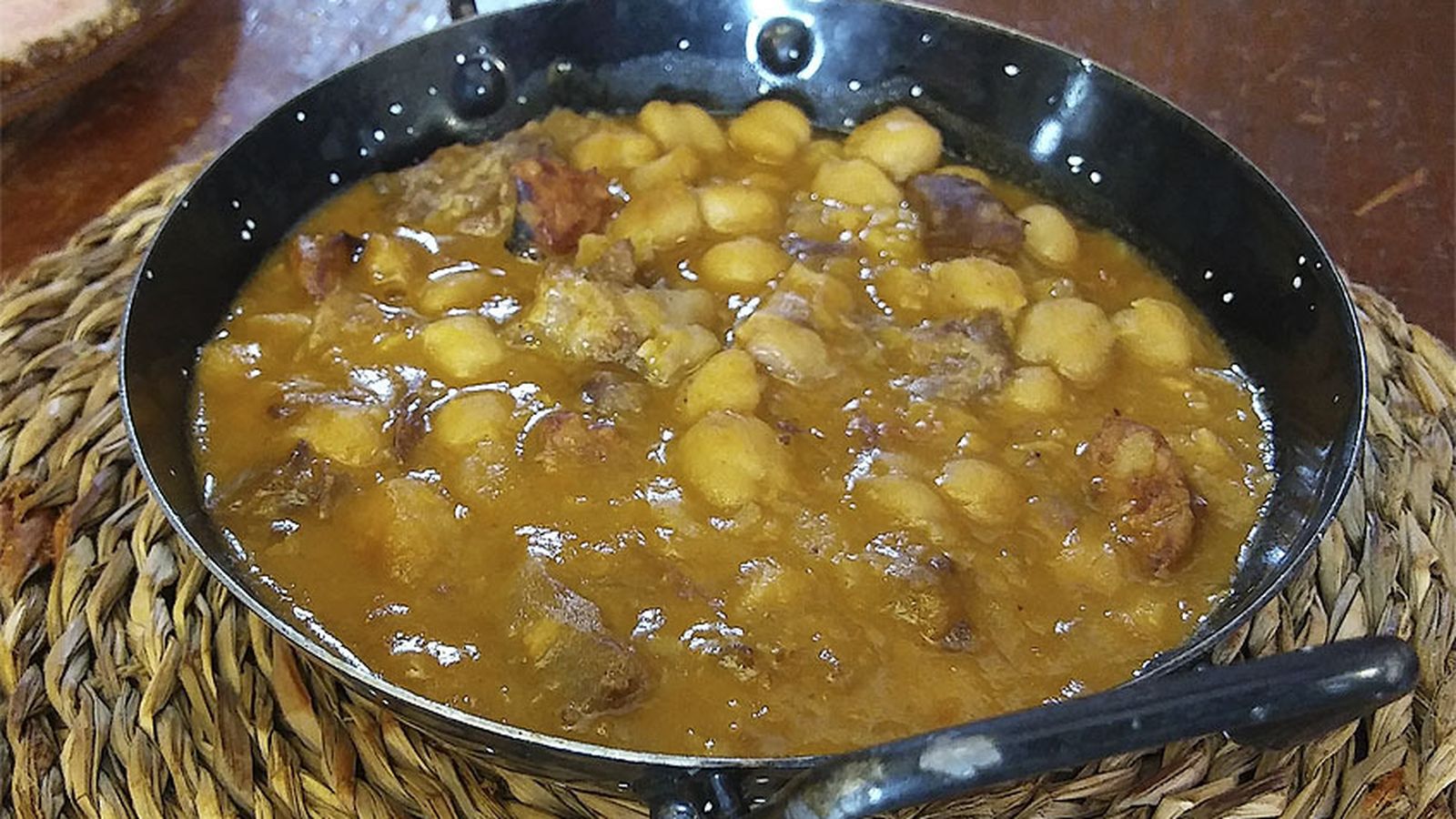 Guiso de garbanzos con cola de toro