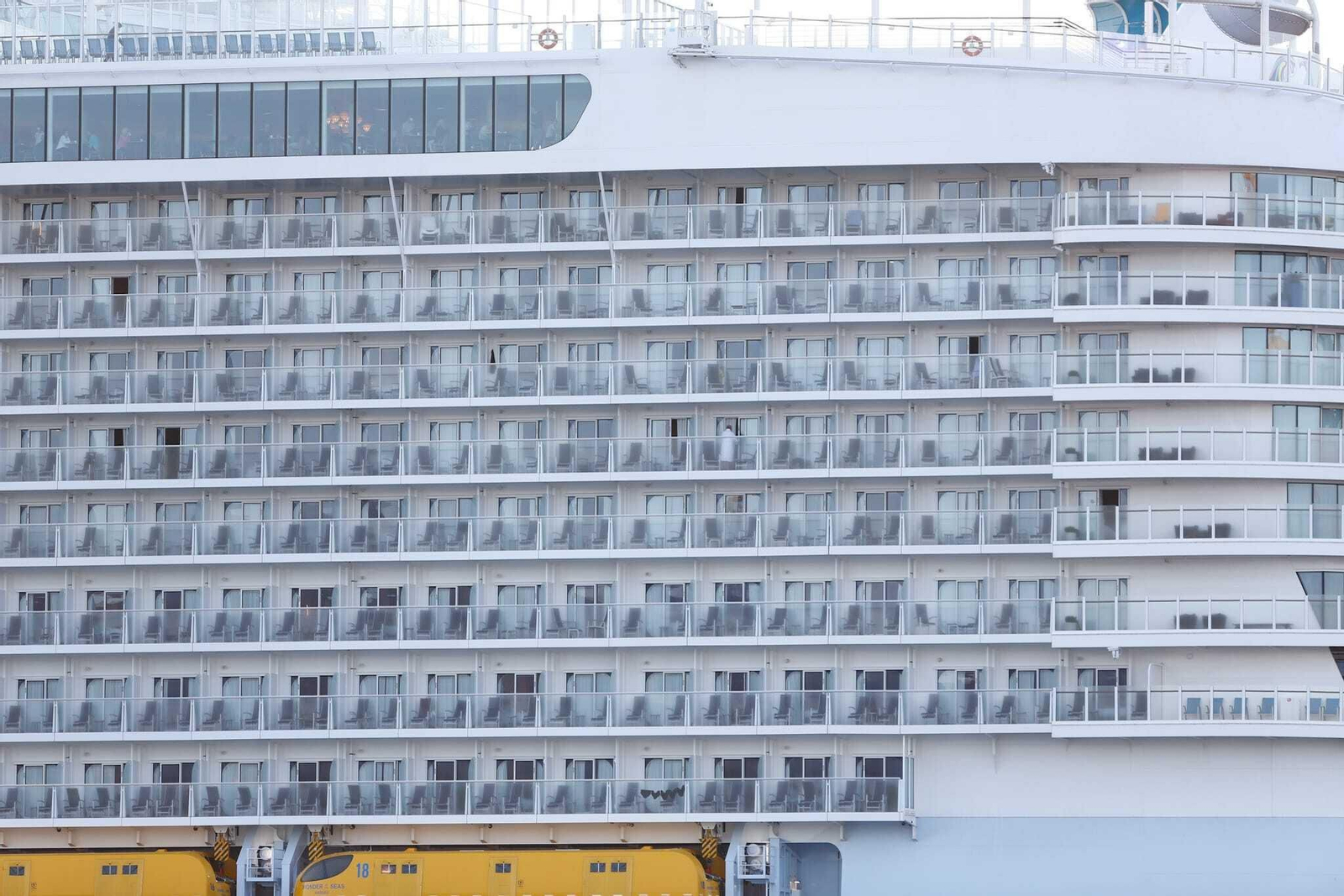 Las fotos del 'Wonder of the Seas' en sus primeras horas en el puerto de Málaga