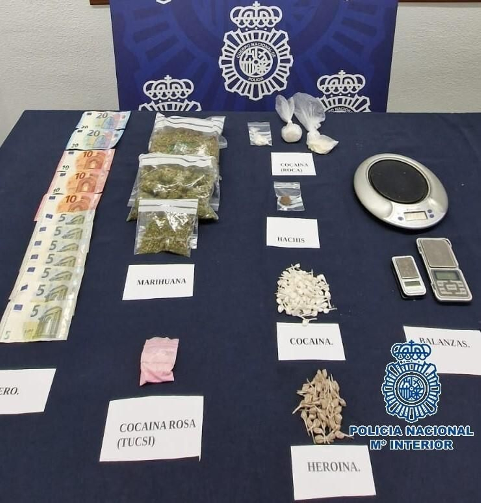 Objetos y droga encontrada en el piso de Marbella dedicado al menudeo.