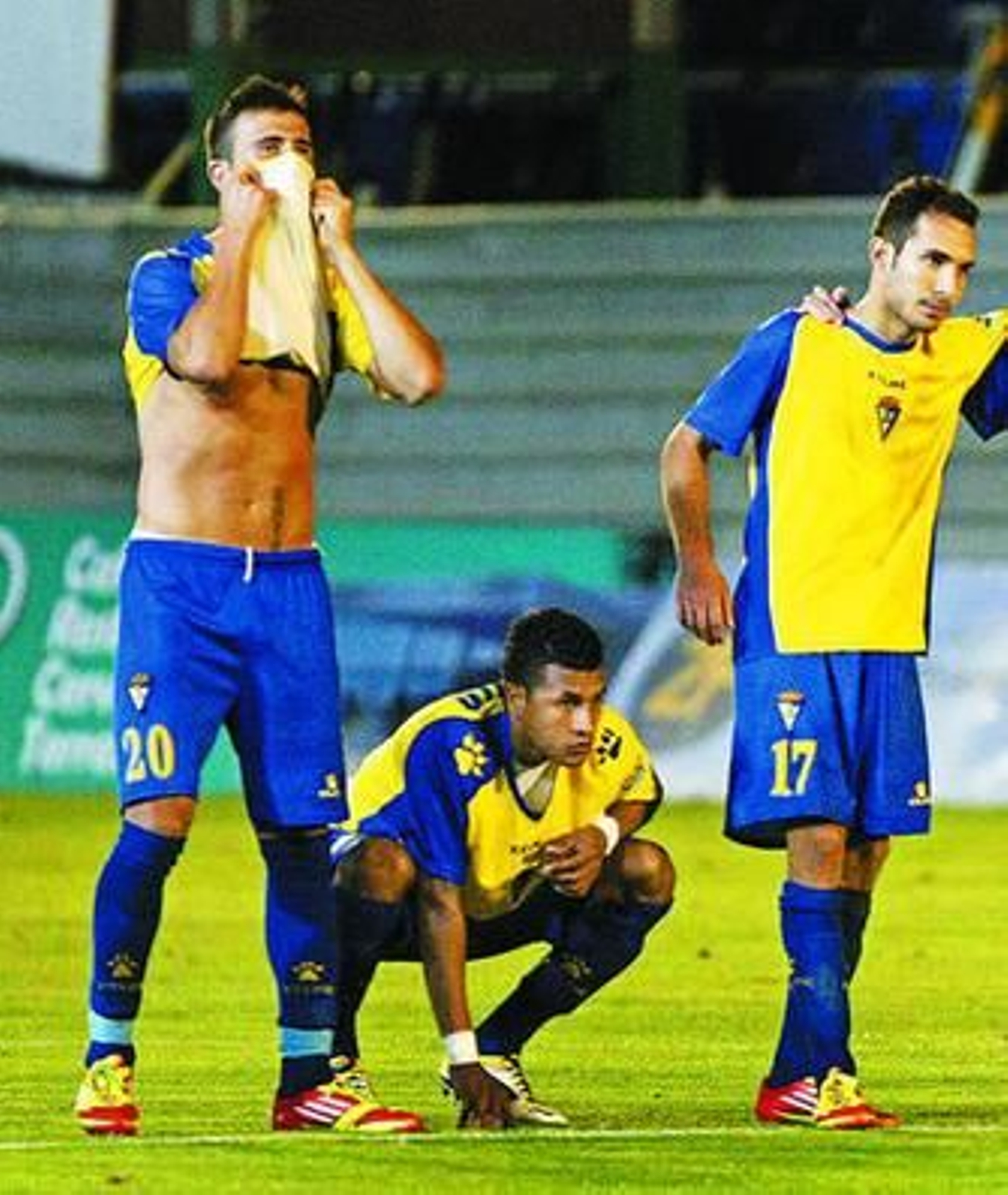 Dioni se tapa parte de la cara con la camiseta antes del lanzamiento del último penalti.