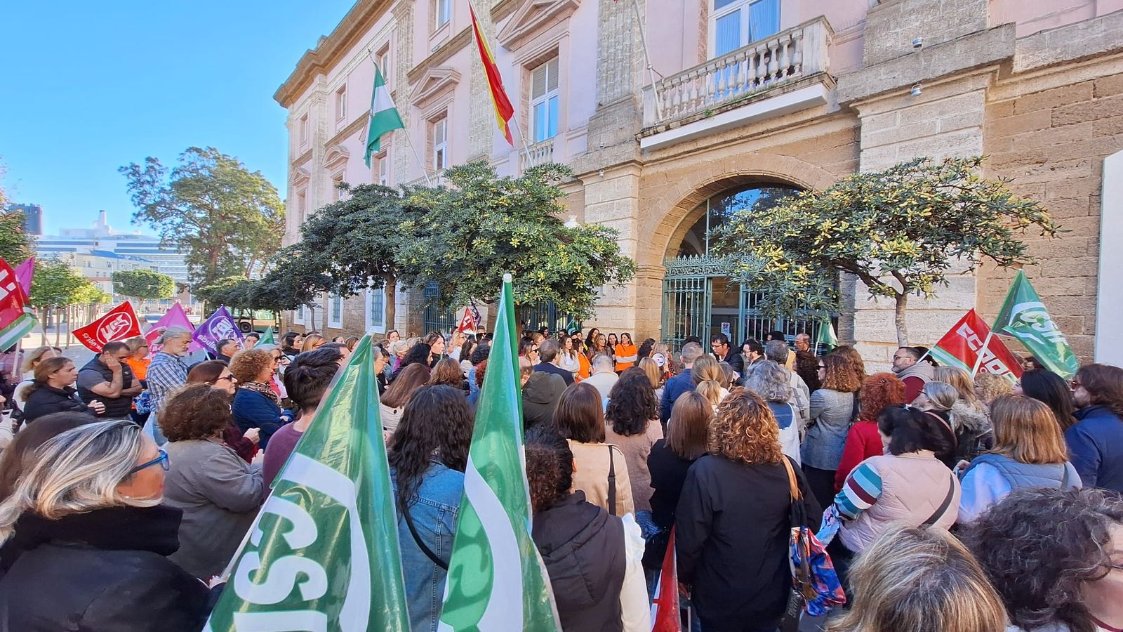 Nueva protesta en la Diputación de Cádiz por la nueva gestión prevista en las residencias de mayores y servicios sociales.