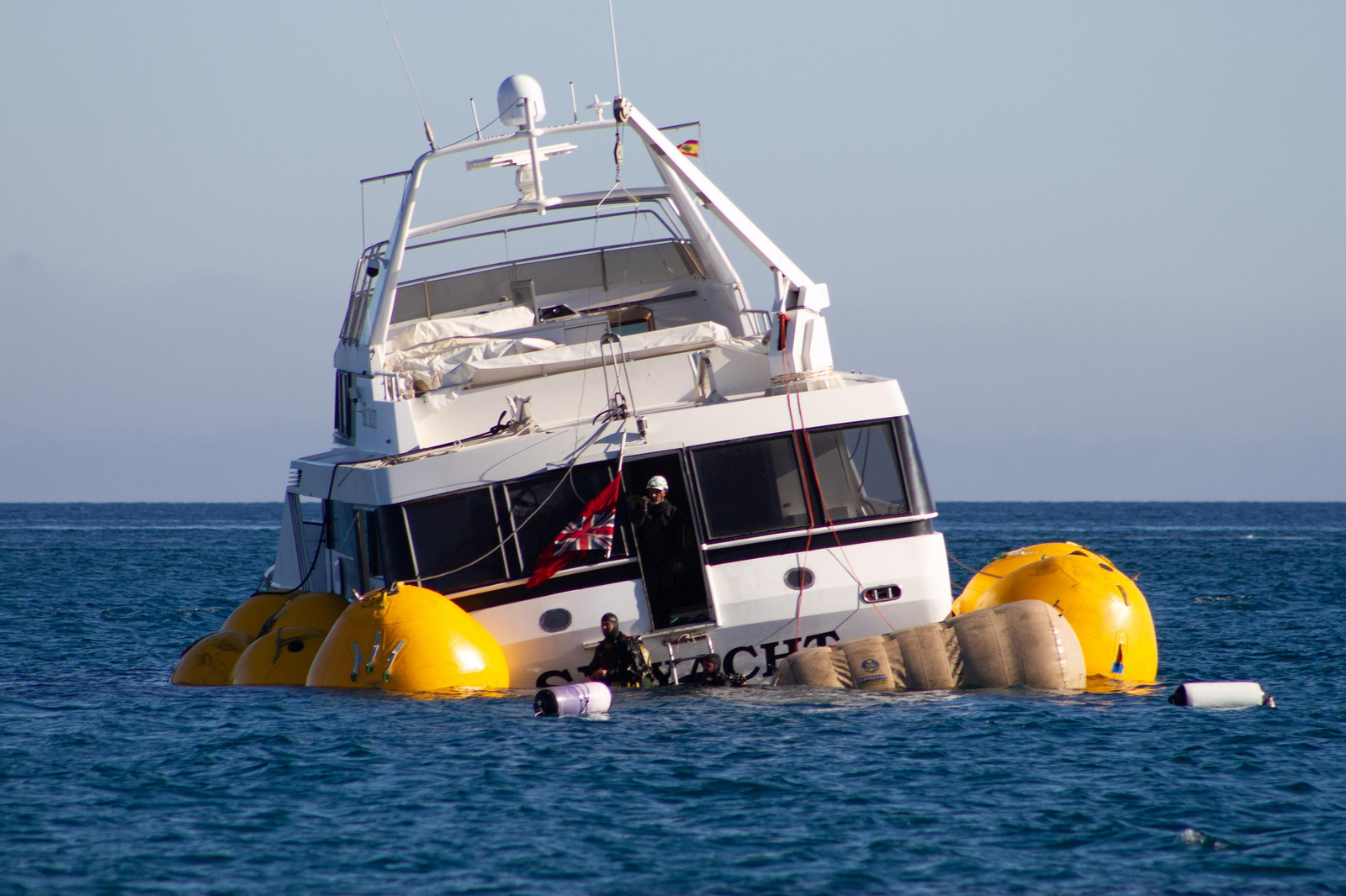 Así ha sido el trabajo de más de 8 horas para reflotar el yate encallado en Carchuna