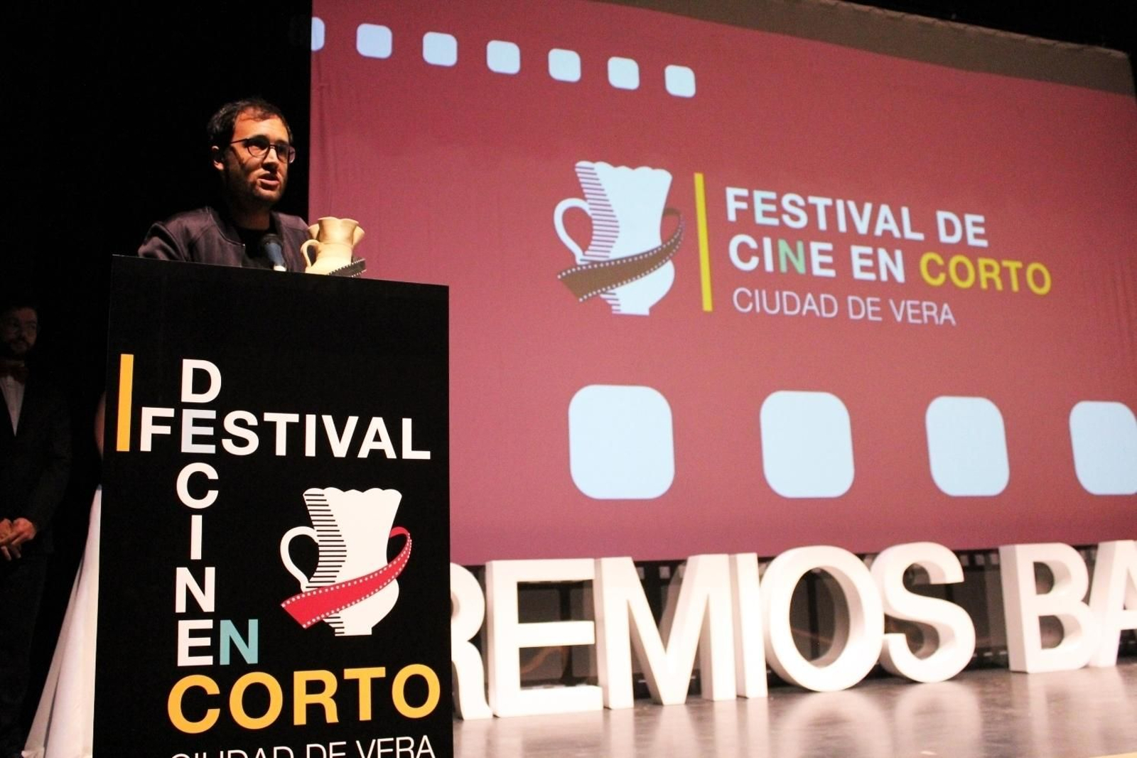 Autoridades, organizadores y premiados al final de la Gala en el Auditorio de Vera.