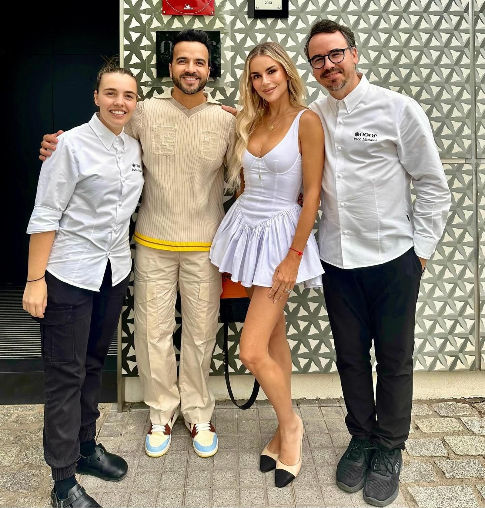 Paola Gualandi, Luis Fonsi, Águeda López y Paco Morales en la puerta de Noor