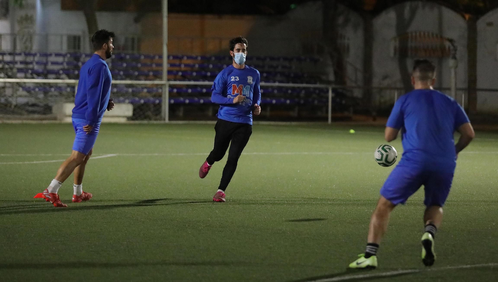 El Jerez Industrial volvió a entrenar la pasada semana tras el aislamiento de la plantilla y el domingo tampoco juega. El Jerez Industrial volvió a entrenar la pasada semana tras el aislamiento de la plantilla y el domingo tampoco juega.