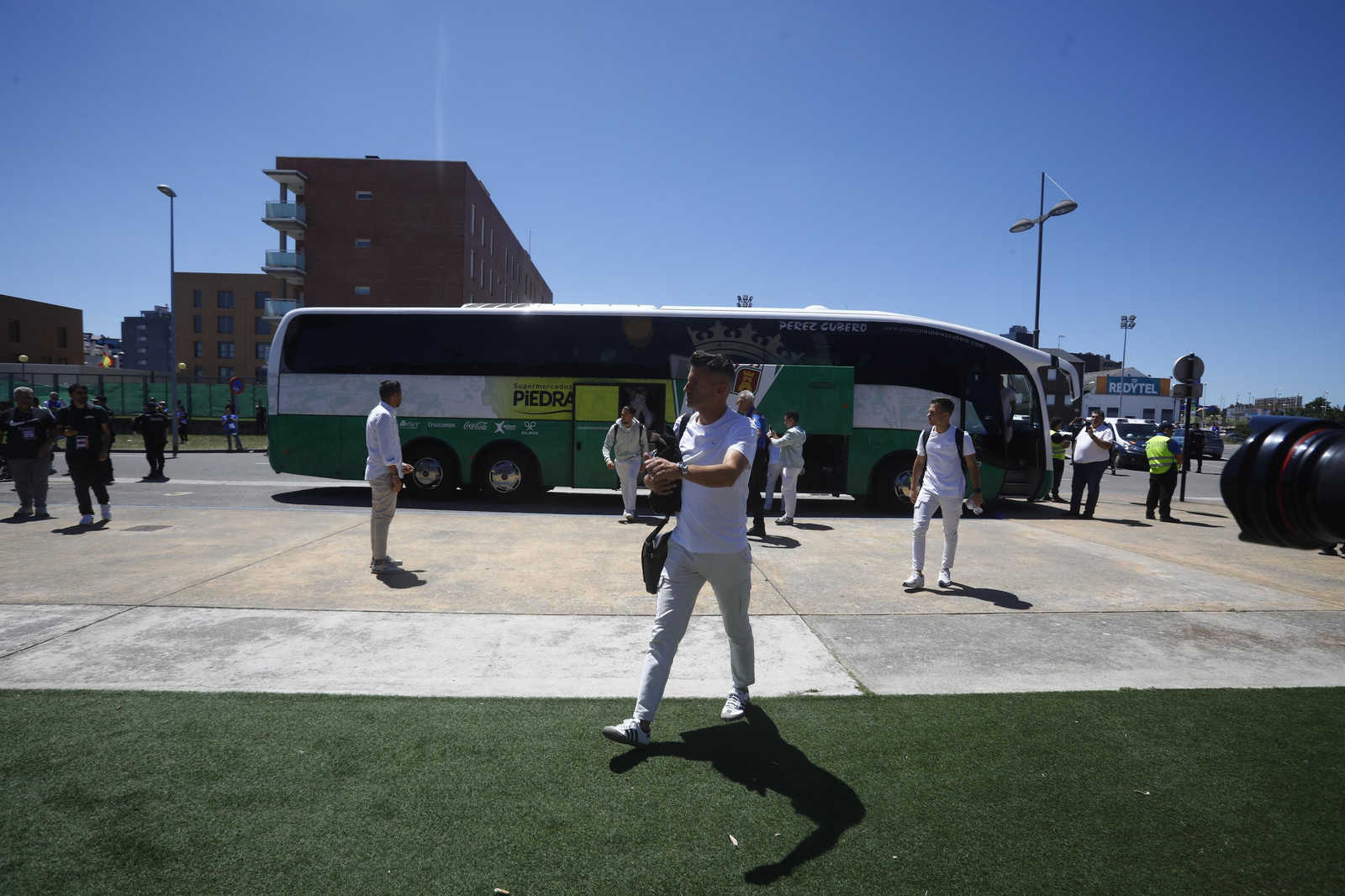 El Córdoba CF recibe el calor de su afición a su llegada a El Toralín antes del partido ante la Ponferradina El Córdoba CF recibe el calor de su afición a su llegada a El Toralín antes del partido ante la Ponferradina