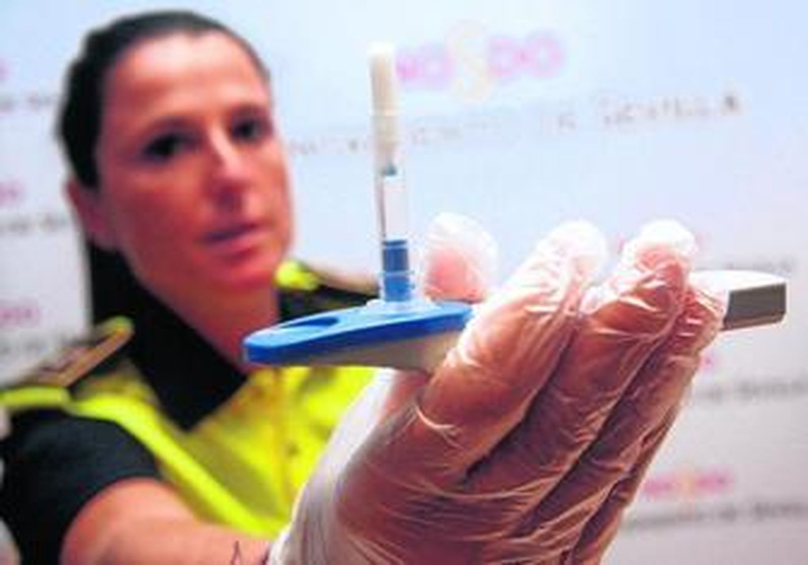La portavoz de la Policía Local muestra uno de los aparatos durante la presentación del 'drogotest', el año pasado.