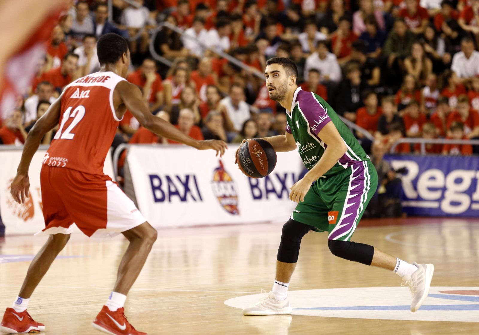 Jaime Fernández bota el balón en Manresa.