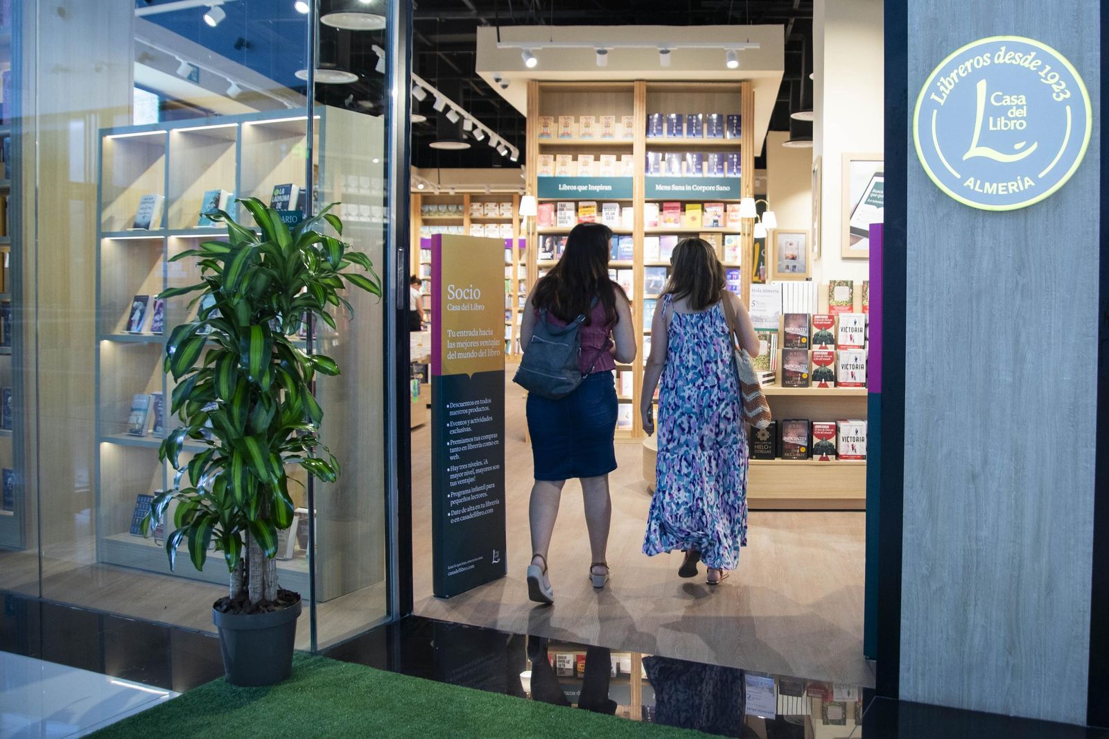 Las imágenes de la apertura de la Casa del Libro en el Centro Comercial Torrecárdenas de Almería