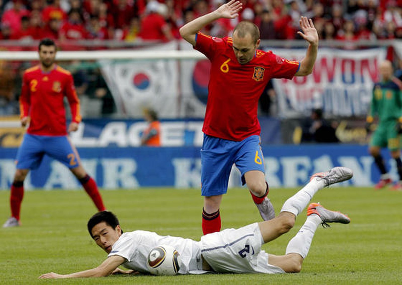 España sufre para superar a Corea en su penúltimo amistoso antes de viajar a Sudáfrica. / EFE