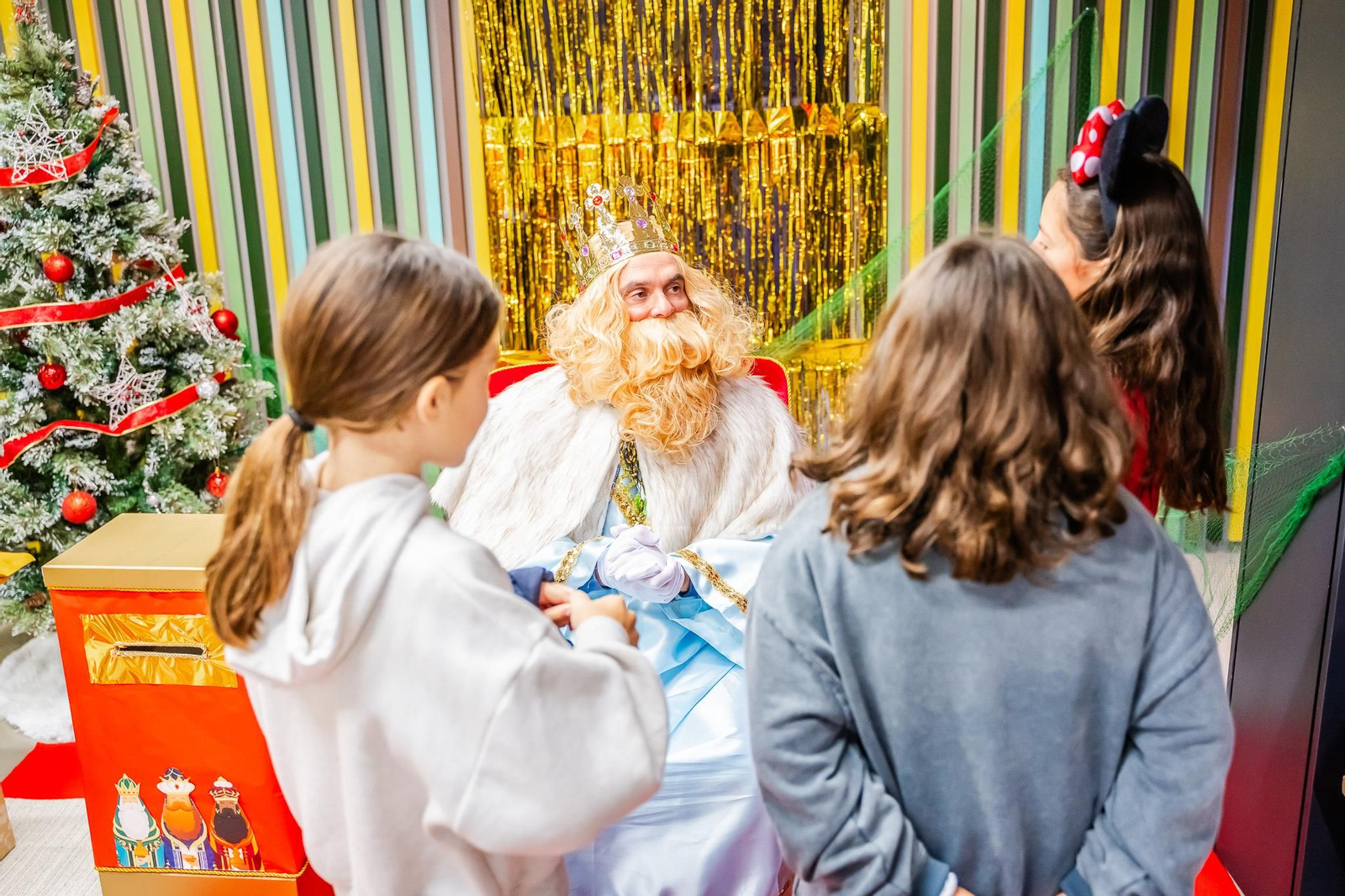 Centenares de niños y niñas de Roquetas entregan su carta al Rey Mago Gaspar en su visita al Aula del Mar