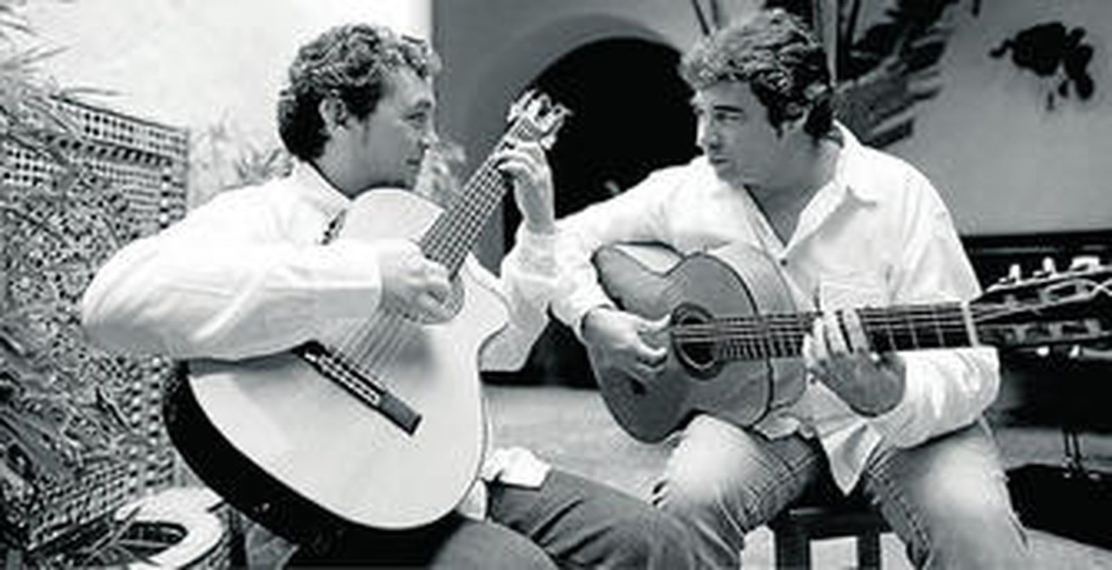 Los guitarristas Tito Alcedo y Nono García, que participarán con el grupo Ea¡.