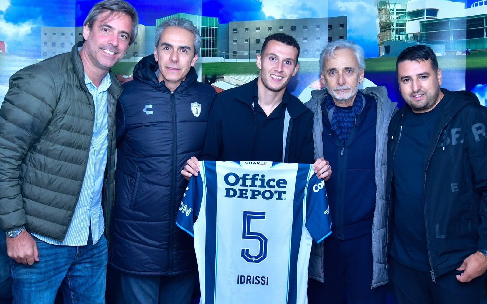 Idrissi posa entre directivos pachuqueños con su nueva camiseta.