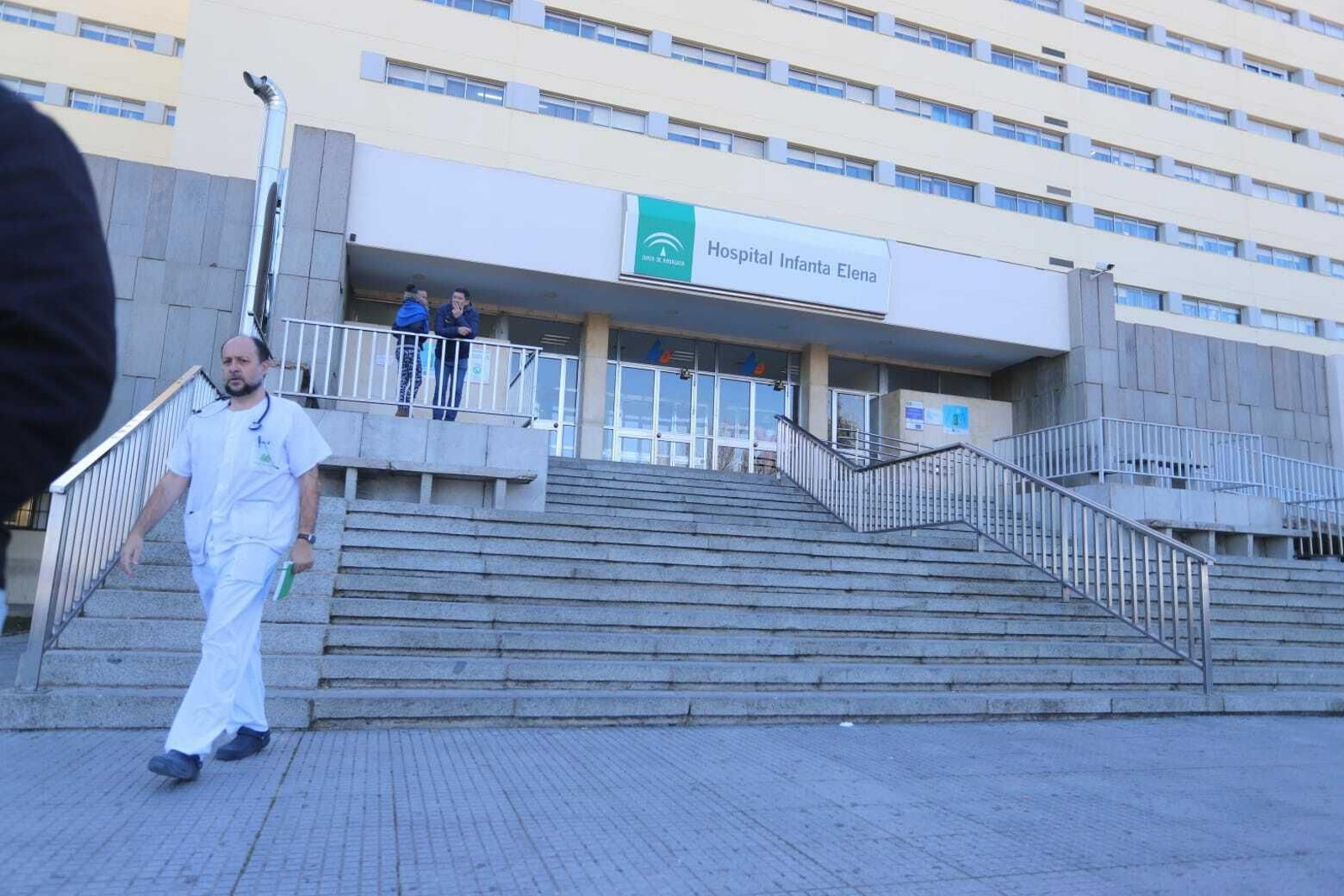 Acceso principal del Juan Ramón Jiménez durante esta mañana.