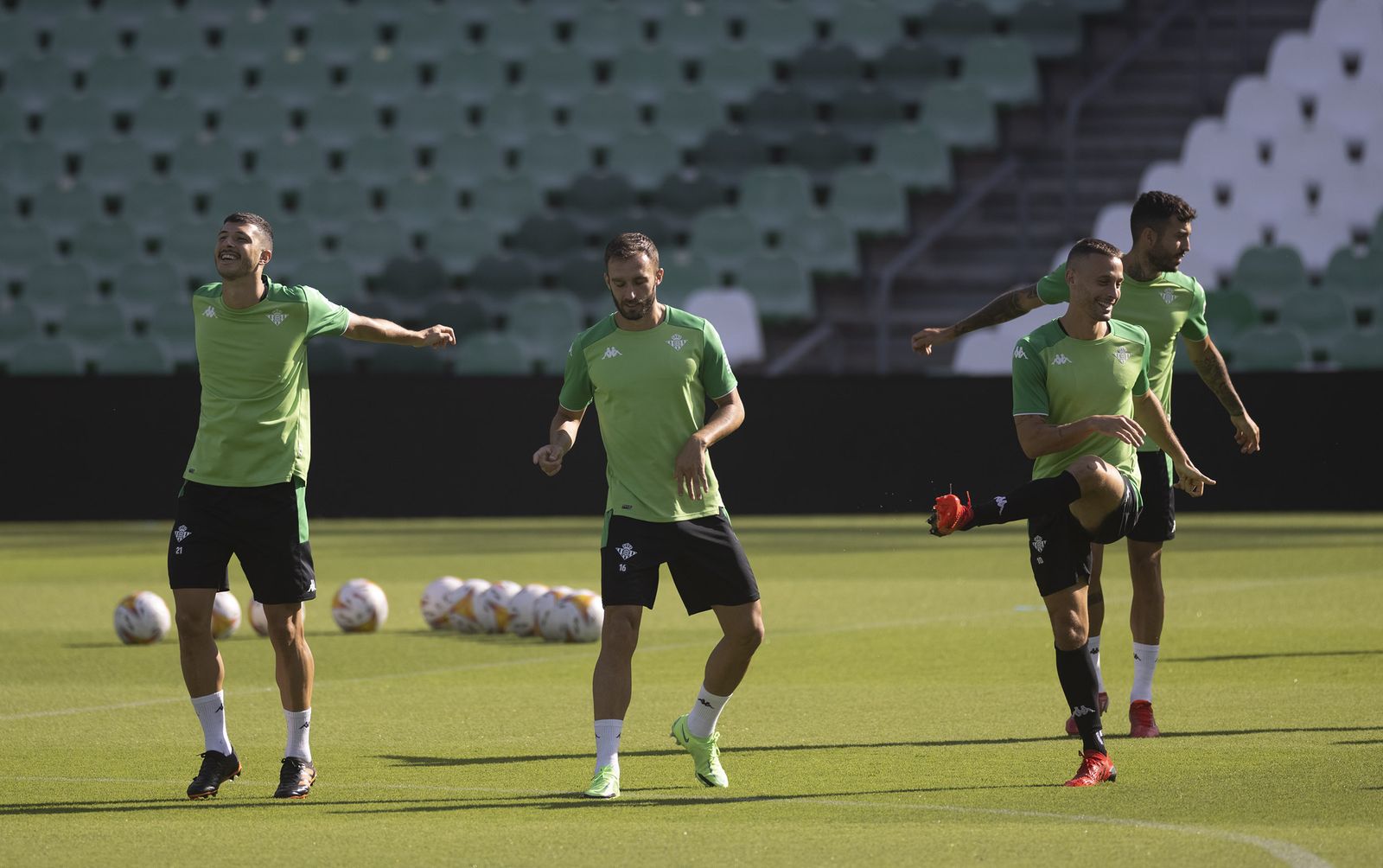 Guido Rodríguez, Pezzella y Canales, en el calentamiento de un entrenamiento.