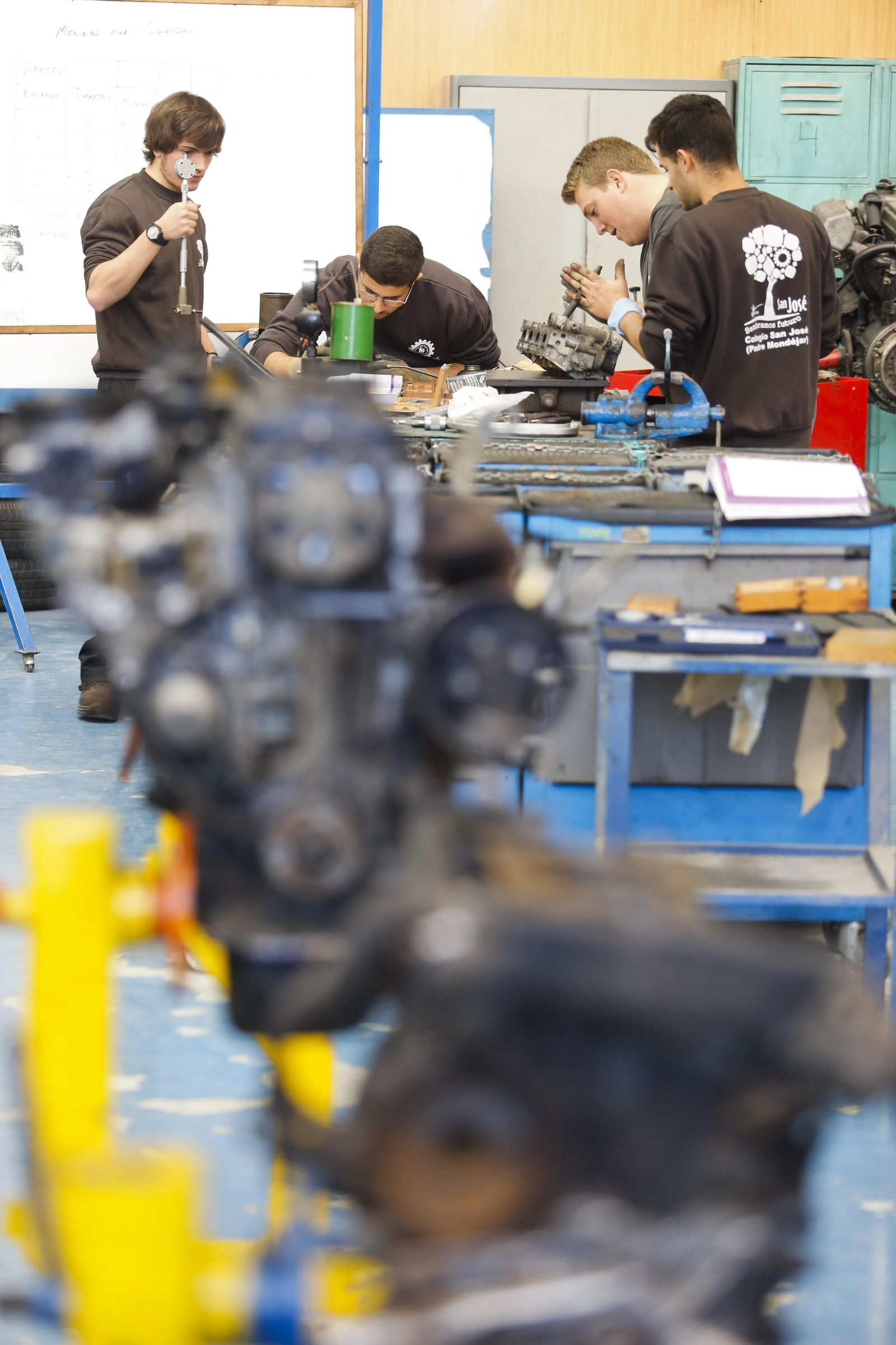 Alumnos del FP Dual de Automoción en el instituto San José.