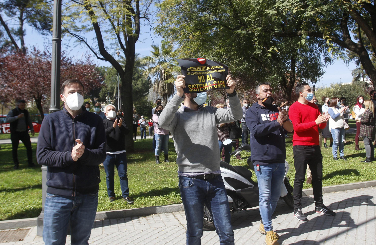 Así ha sido la protesta de las autoescuelas de Córdoba por la implantación del sistema CAPA Así ha sido la protesta de las autoescuelas de Córdoba por la implantación del sistema CAPA