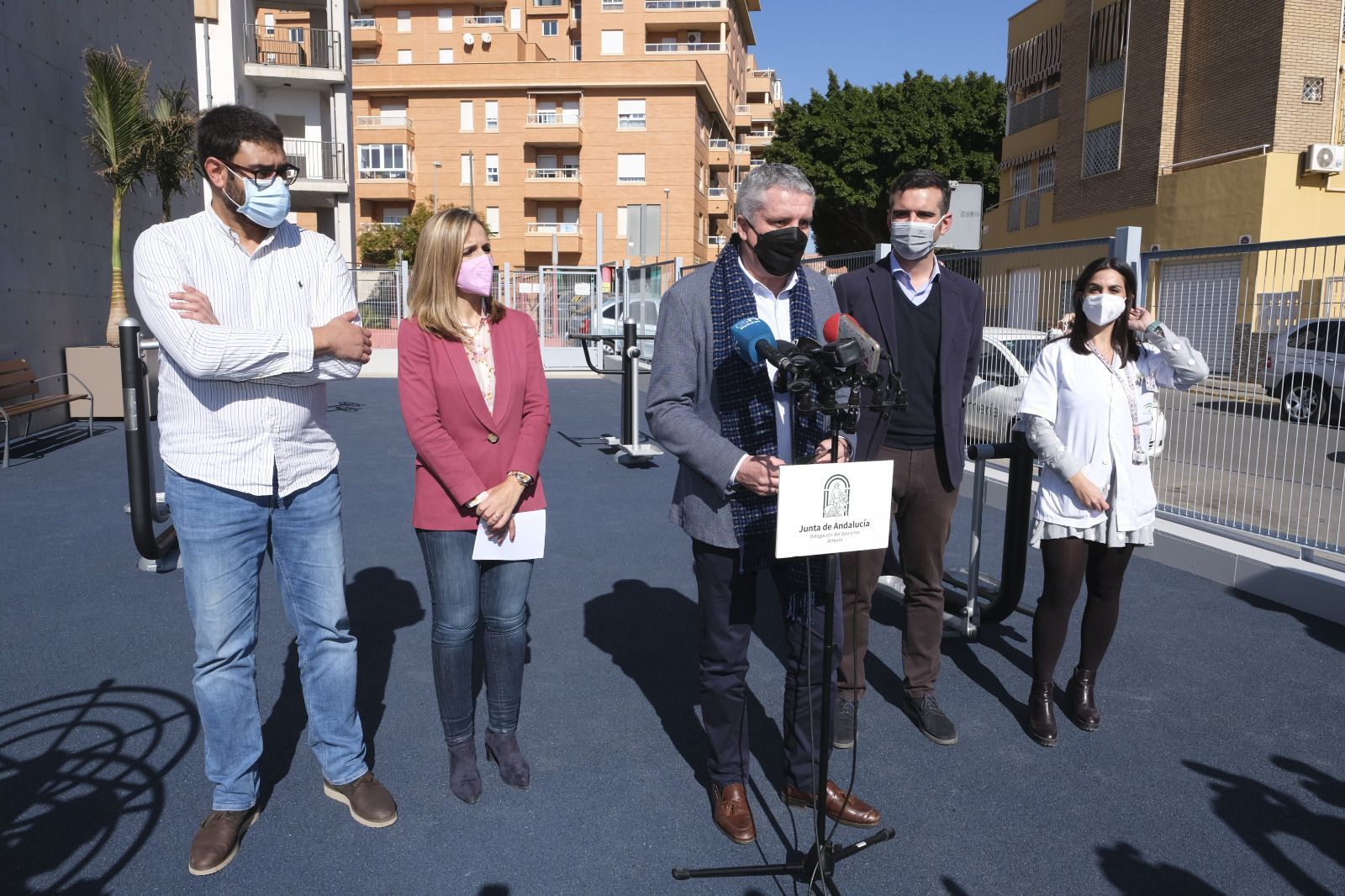 El delegado de Salud durante su intervención sobre las mejoras en el Virgen del Mar.