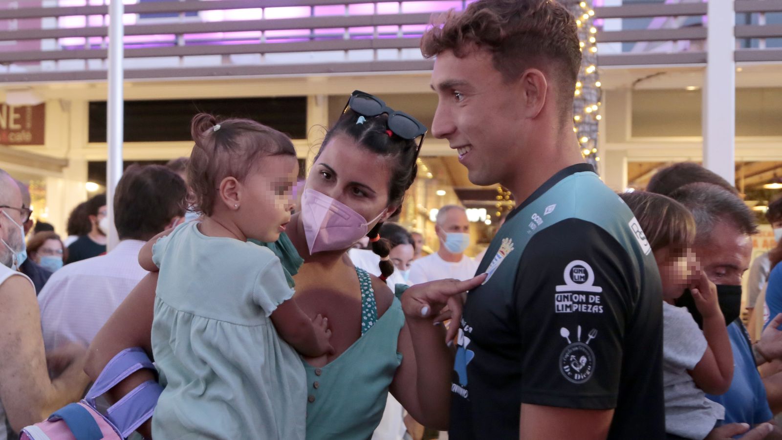 Imágenes de la presentación de las nuevas camisetas del Xerez CD en Luz Shopping