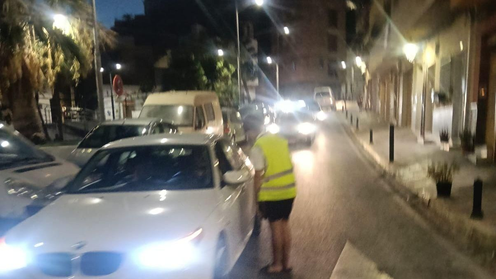 Uno de los jóvenes regulando el tráfico