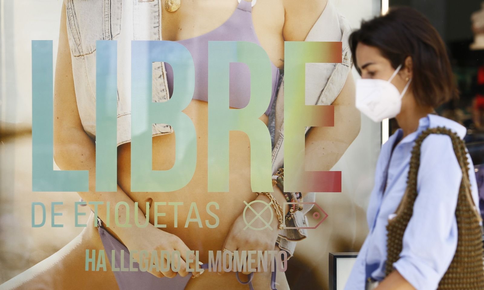 Una mujer con mascarilla.