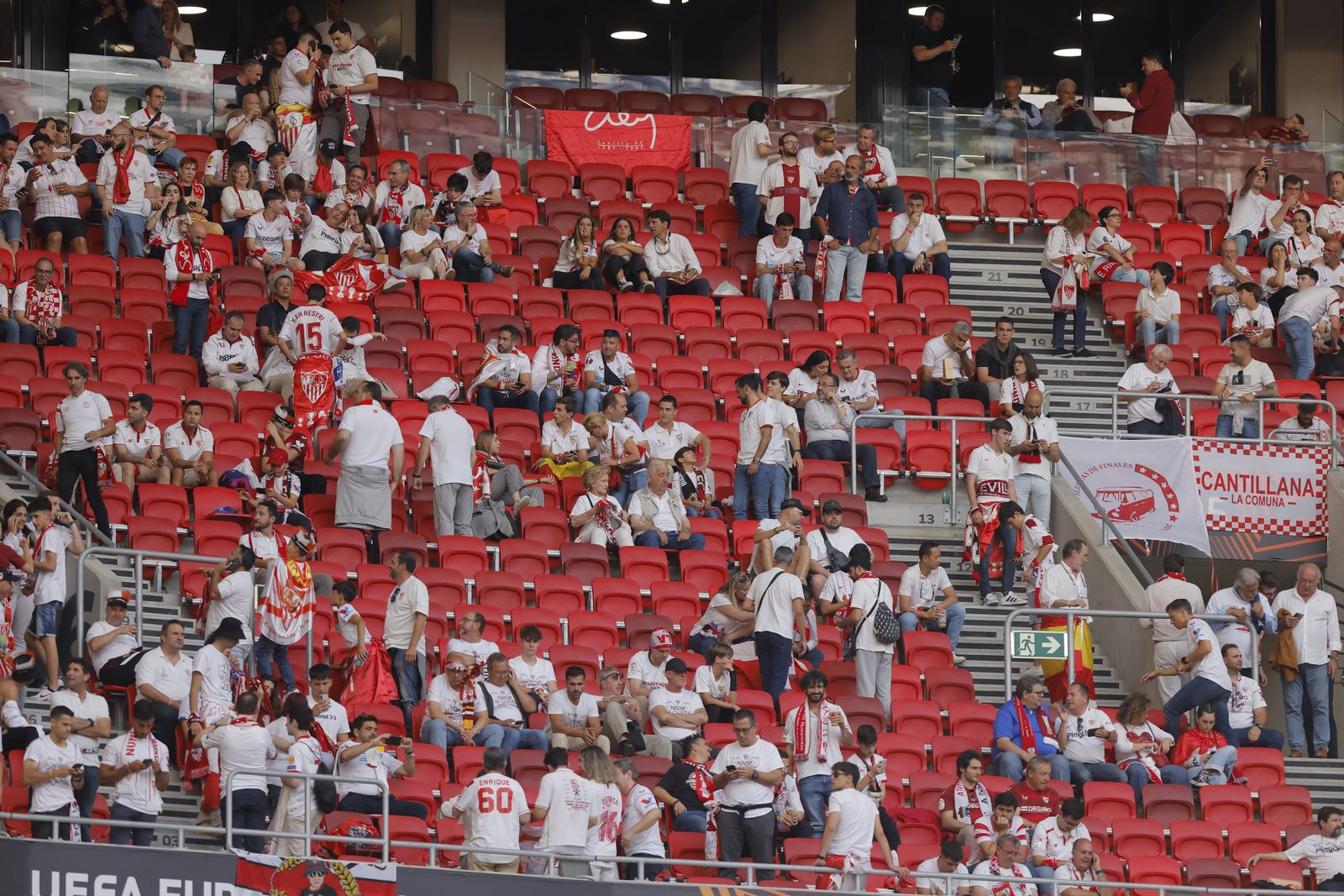 Búscate en las fotos del Sevilla-Roma