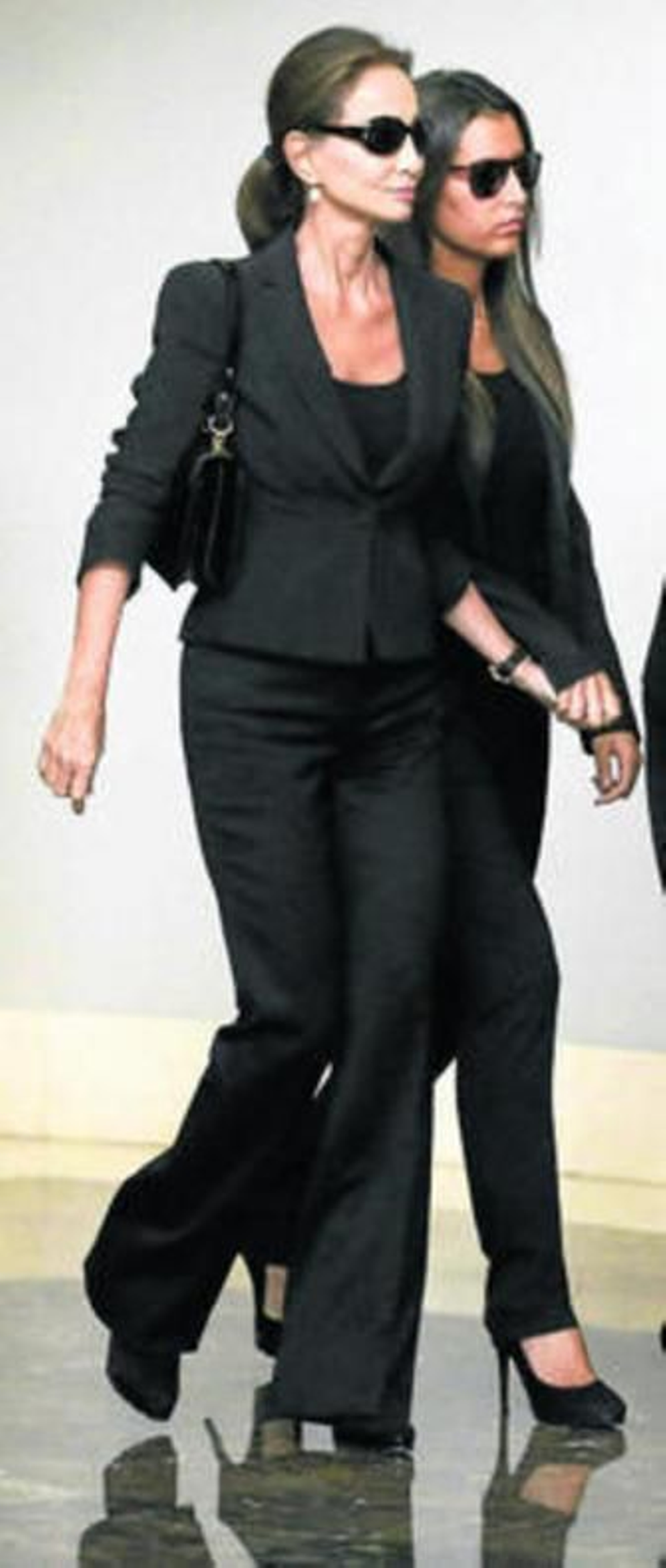 Isabel Preysler con su hija Ana, en el entierro de Miguel Boyer.