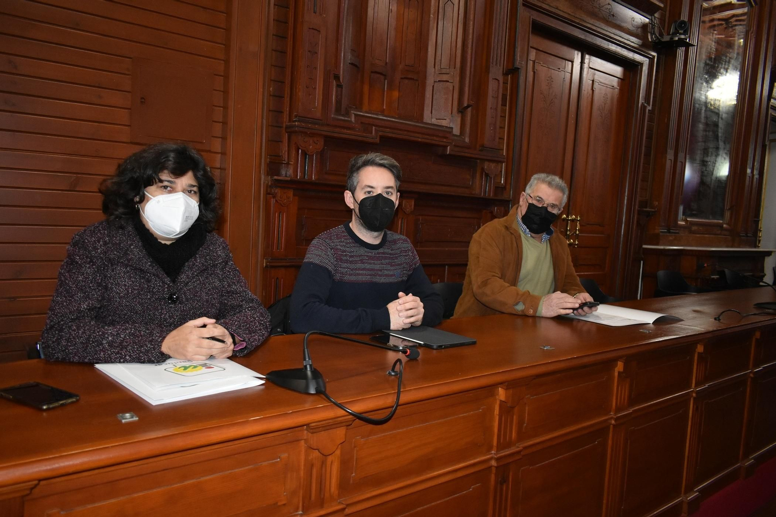 Los concejales de IU Carmen Álvarez, David González y Antonio González, en la última reunión del Pleno del Ayuntamiento.