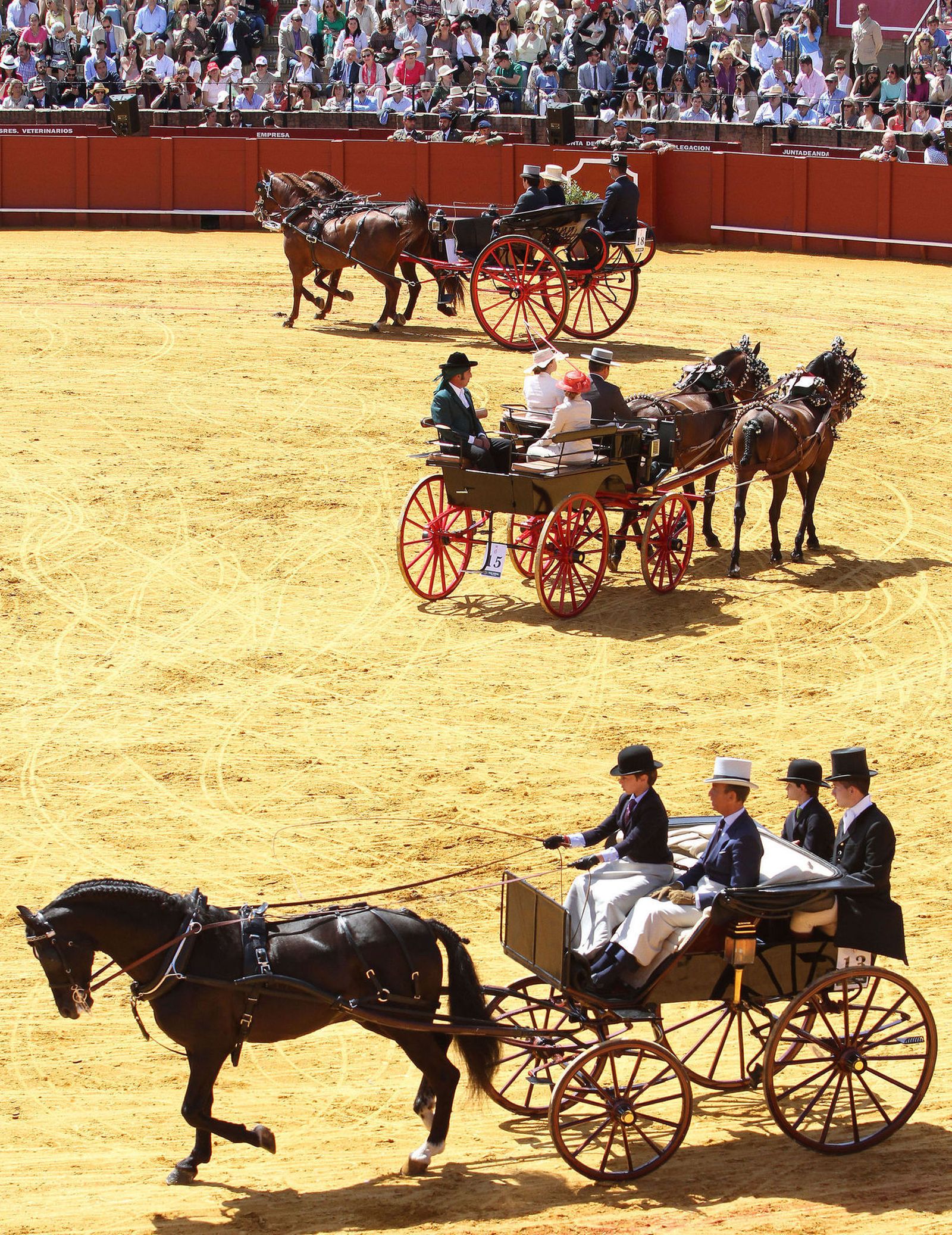 Carruajes en la plaza de toros.