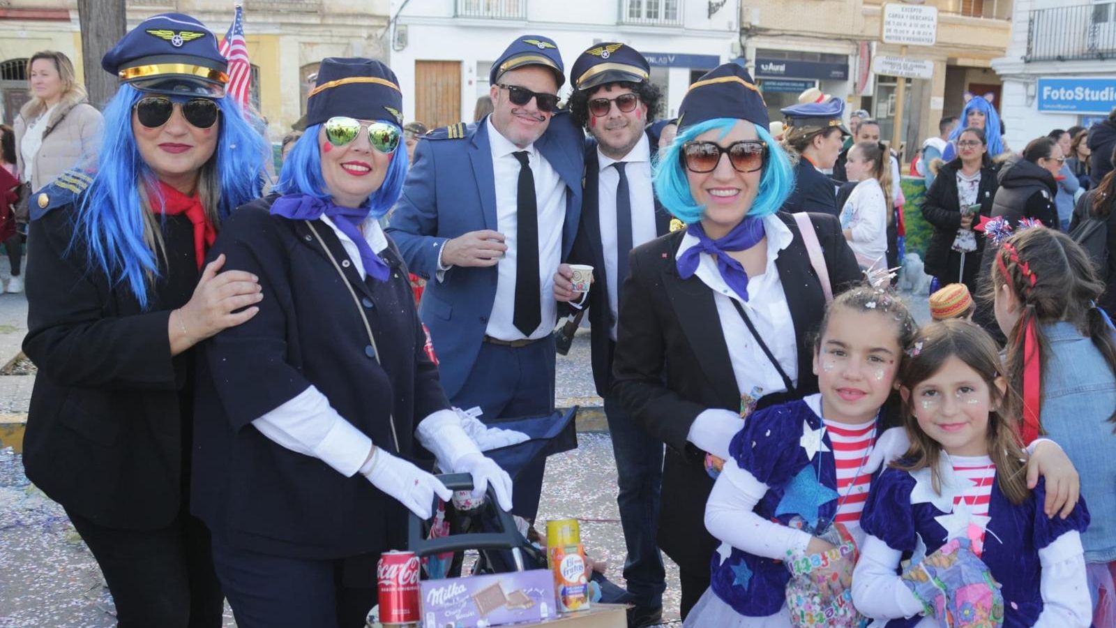 Numerosas personas se disfrazan en el Carnaval de Chiclana.