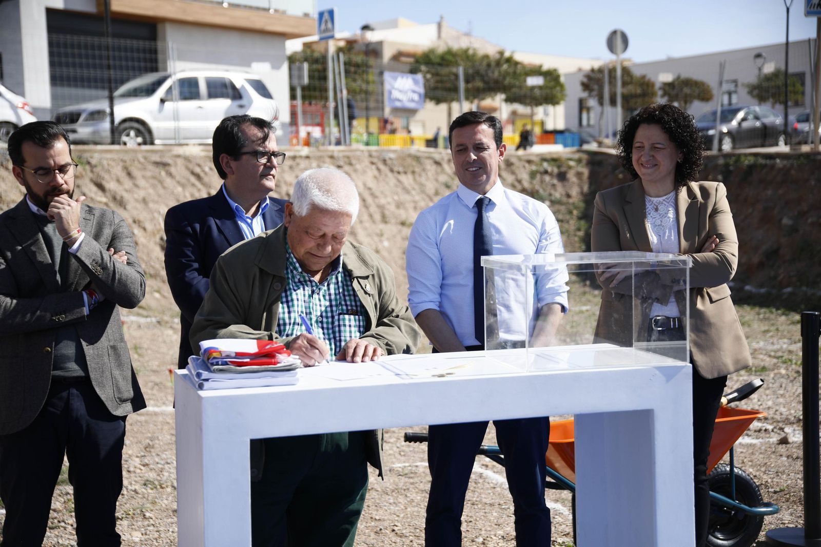 Las imágenes de la primera piedra del Centro de mayores en Balanegra