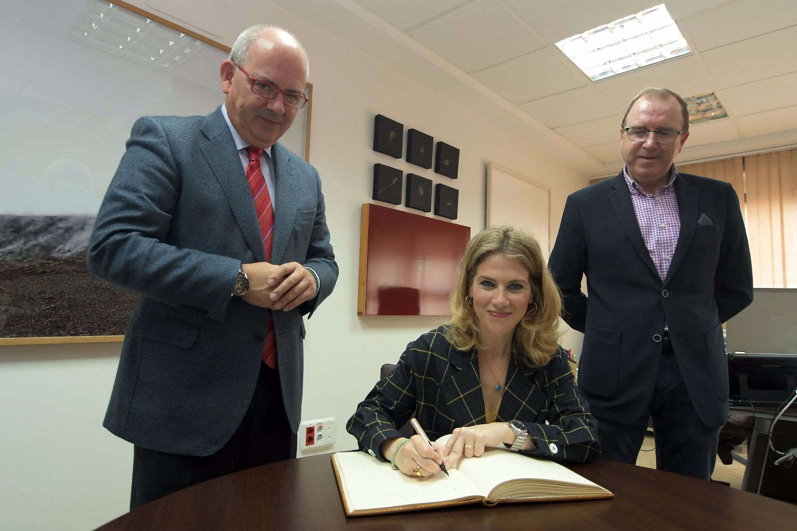 La delegada de la Junta en Cádiz, Ana Mestre, firma en el libro de honor de la CEC.