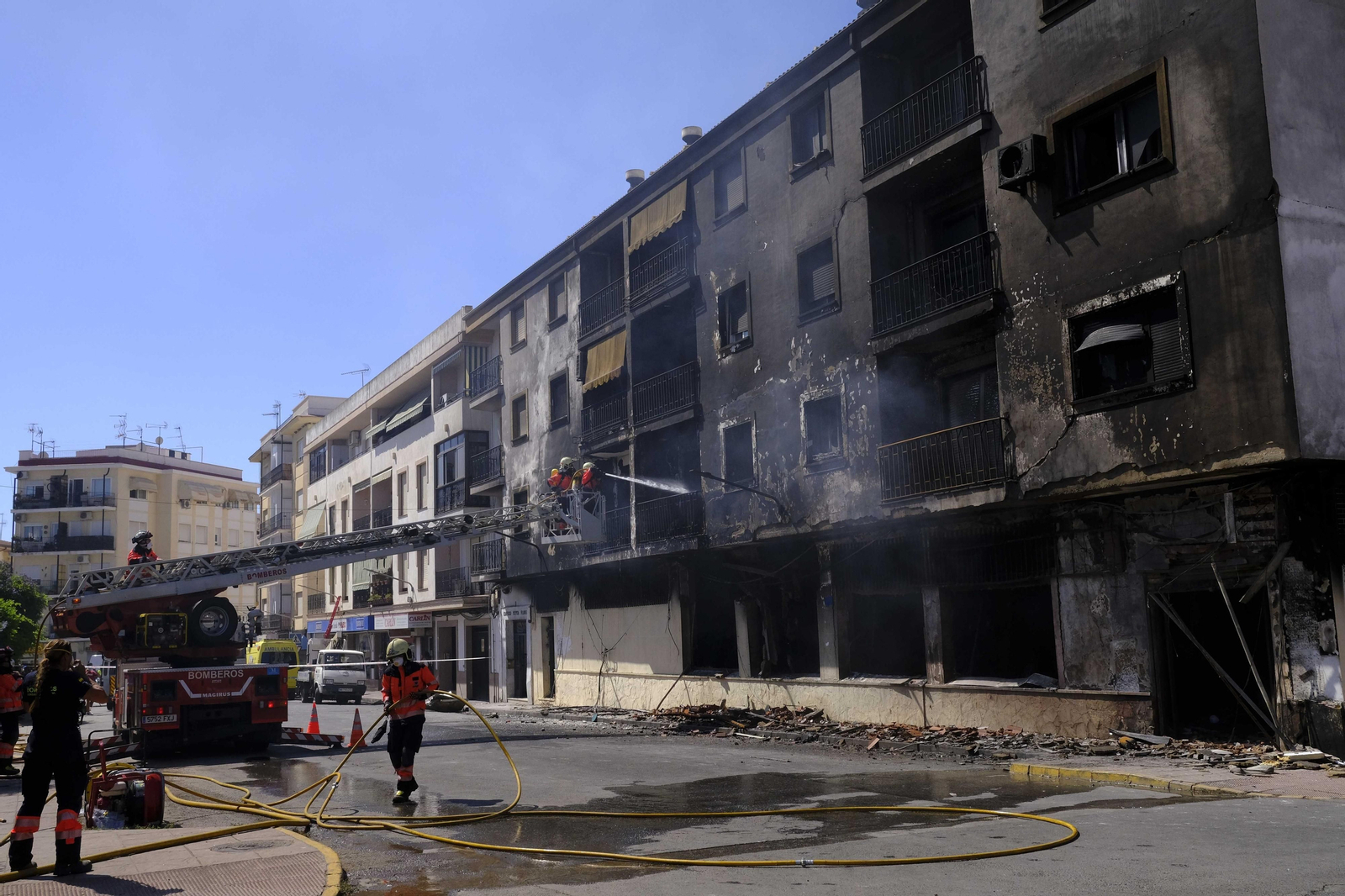Incendio de un edificio de 18 viviendas en Ronda, en fotos