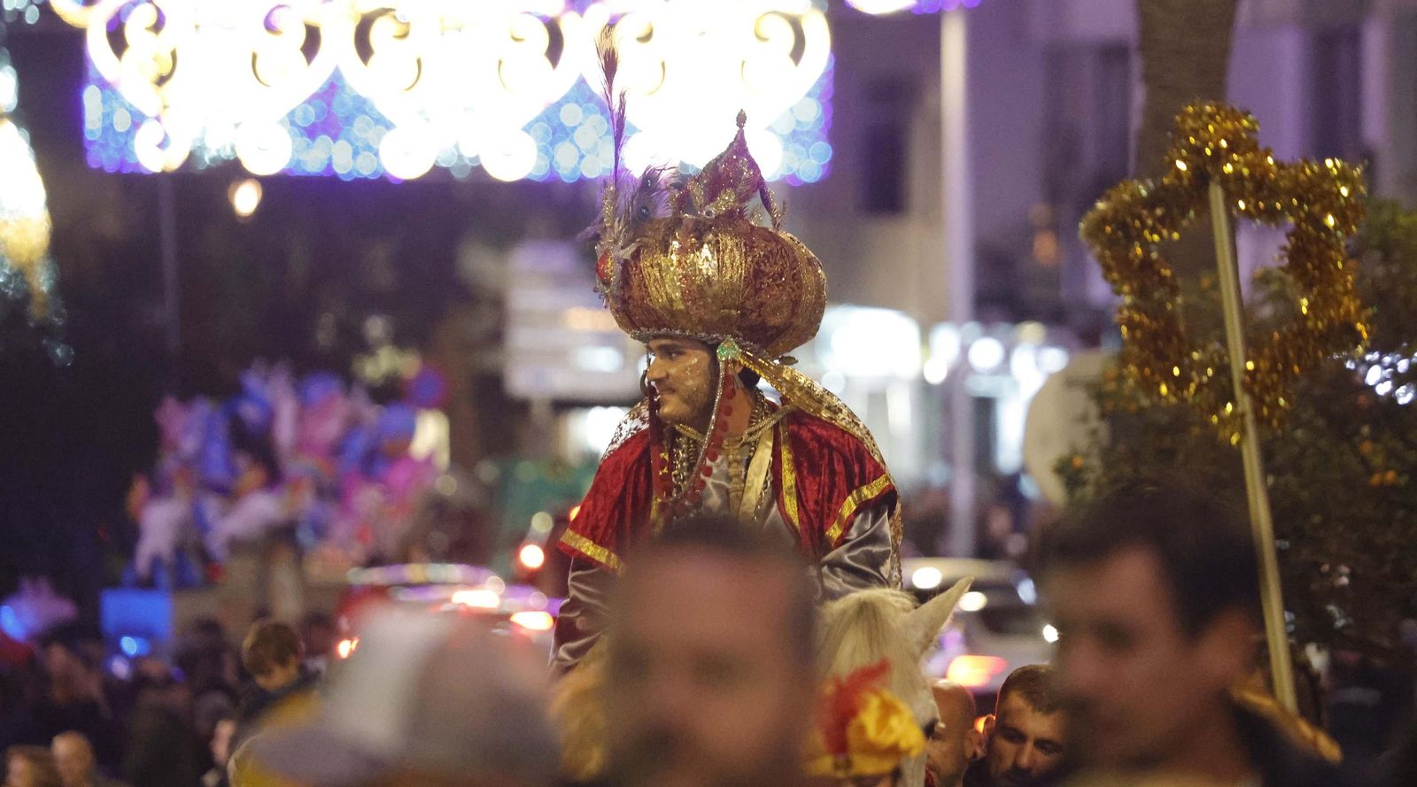 Fotos del heraldo de los Reyes Magos y su corte de beduinos en Algeciras