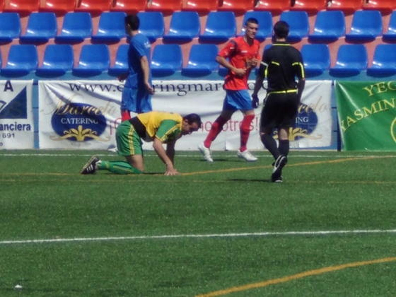 Los barreños, que enlazan cuatro jornadas sin perder, arrancan un punto en Peñarroya y aplazan el descenso al caer el Marinaleda./Fotos:Ernesto Mauris

Foto: Ernesto Mauris