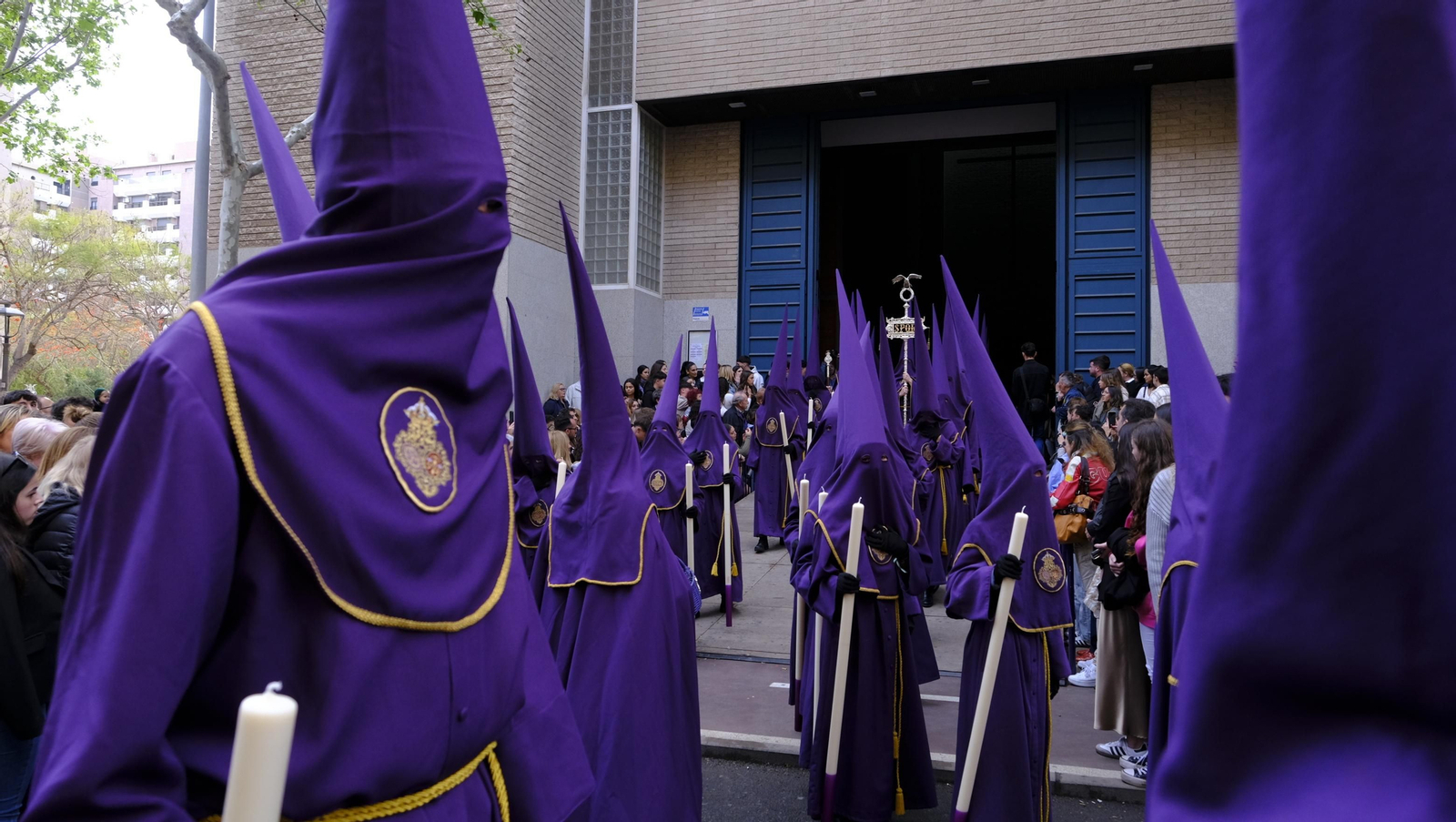 Pasión vuelve a su Iglesia de Santa Teresa azotada por la lluvia