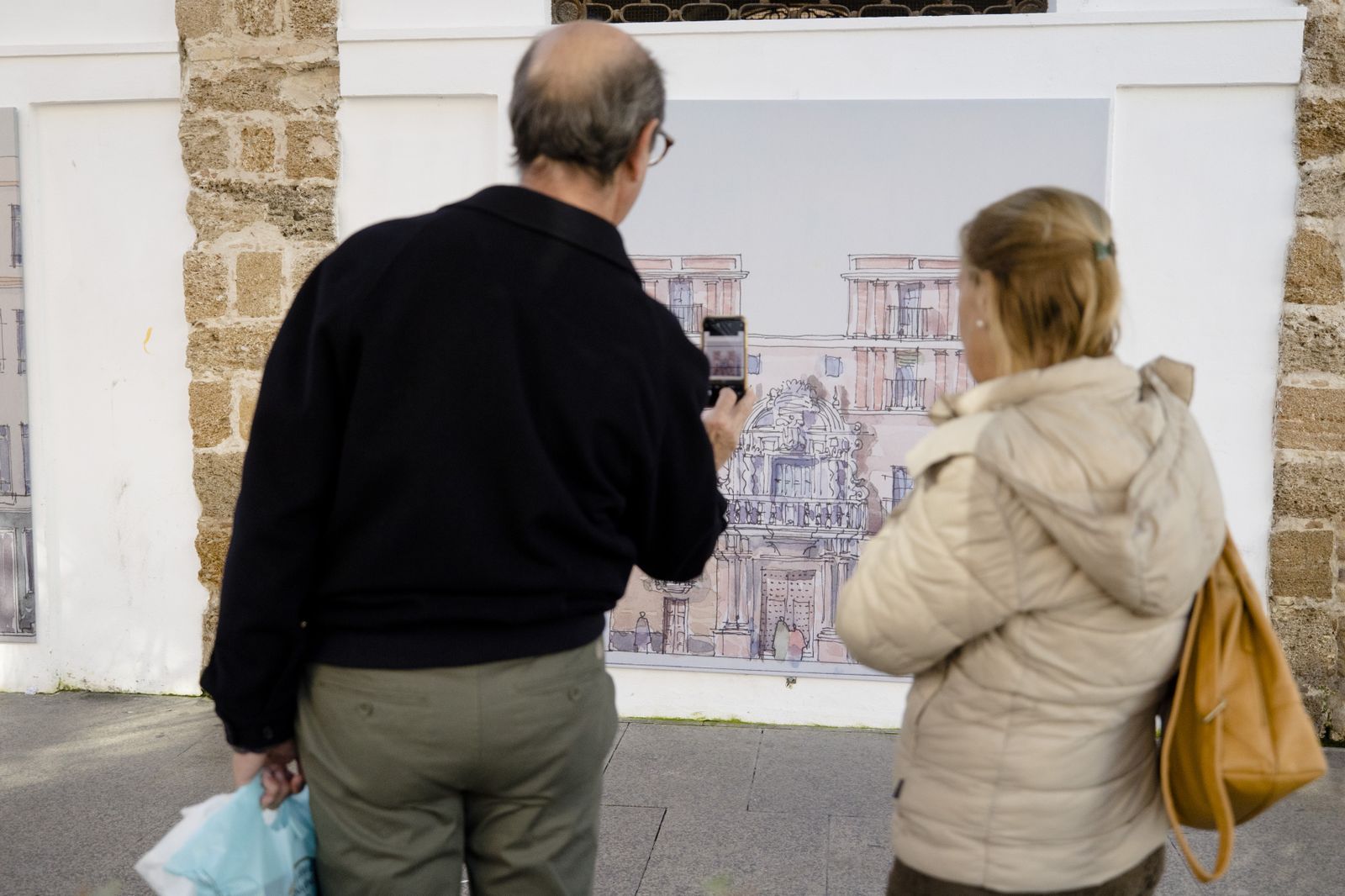 Las imágenes de la inauguración de la exposición de Juan Manuel Fernández Pujol en el exterior del mercado