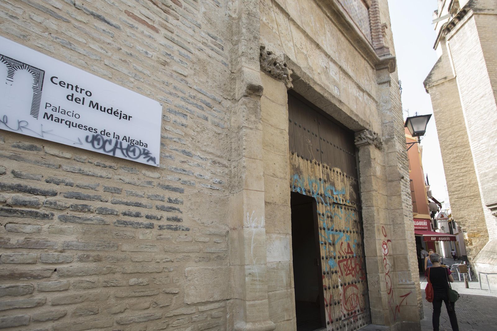 Imagen de archivo de pintadas en el Centro del Mudéjar.